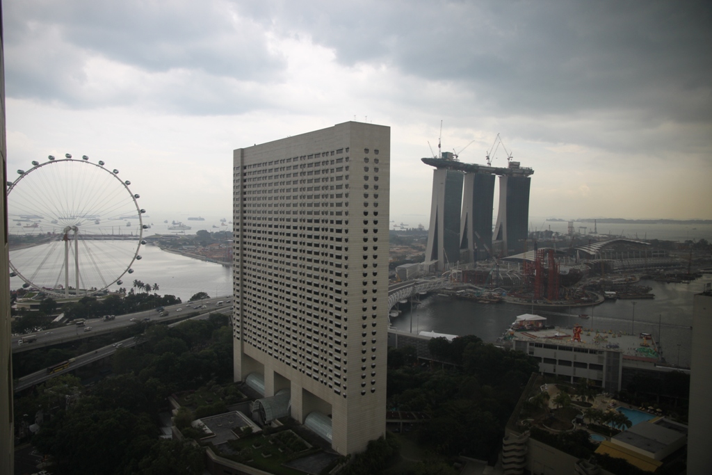 Singapore vista da Pan Pacific con ruota panoramica